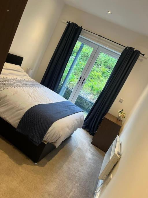 Contemporary Great Location With Private Car Park Apartment *