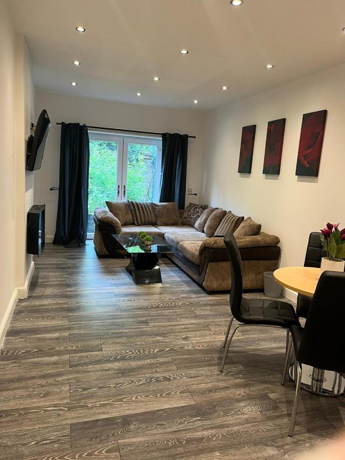 Contemporary Great Location With Private Car Park *